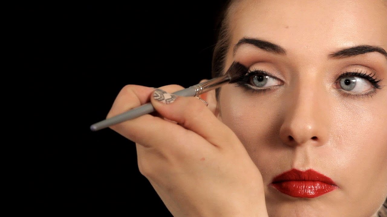 How to Use a Crease Brush | Makeup Tips