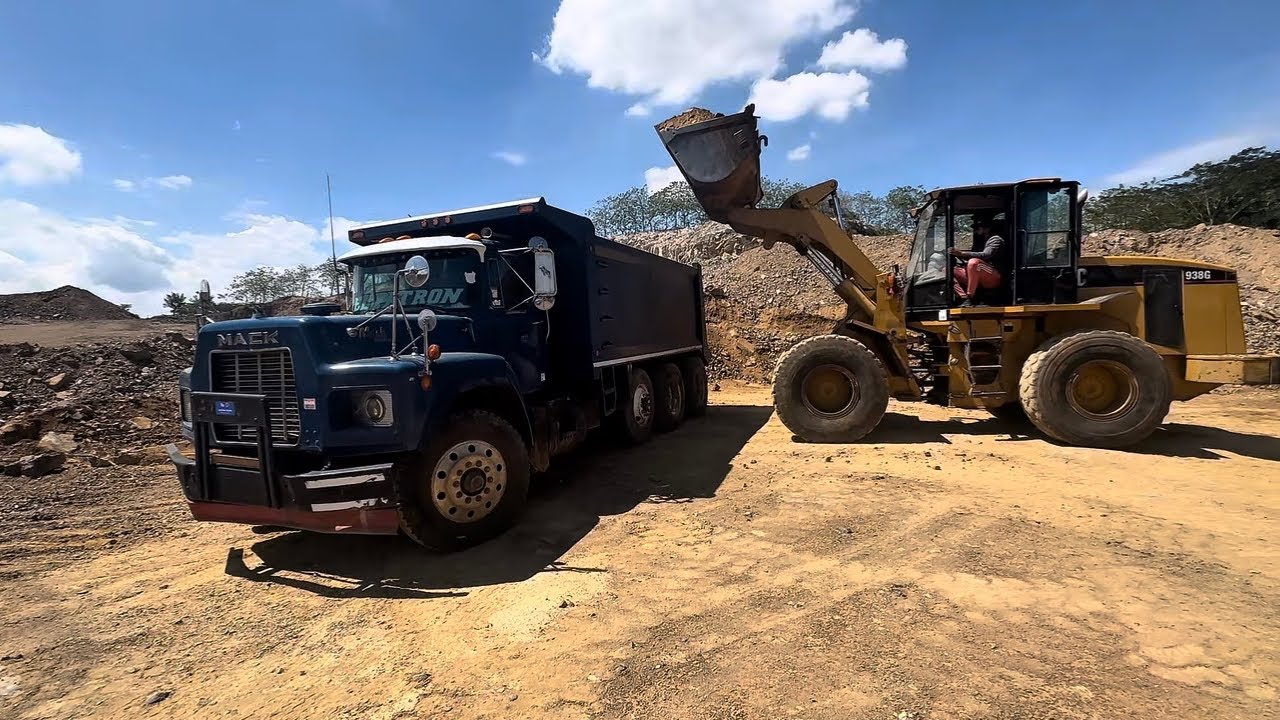 Operando Volteo 👷🏼‍♂️🚛 | enseñando como descargar un volteo 🚧 #fypシ #camiones 