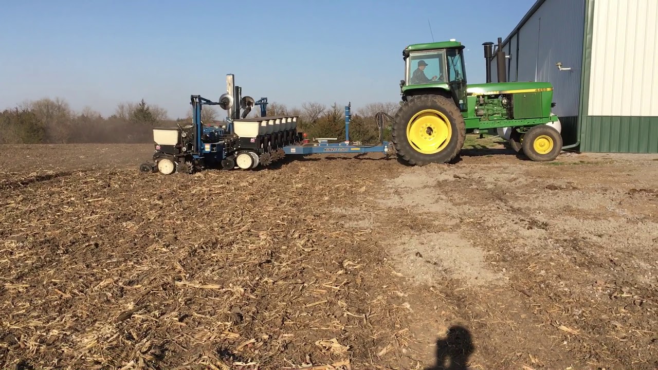 John Deere 4455 planting corn with Kinze 3500 2018