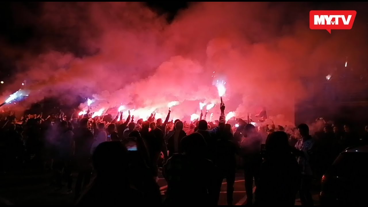 Majstrovské oslavy HKM Zvolen s fanúšikmi pred štadiónom