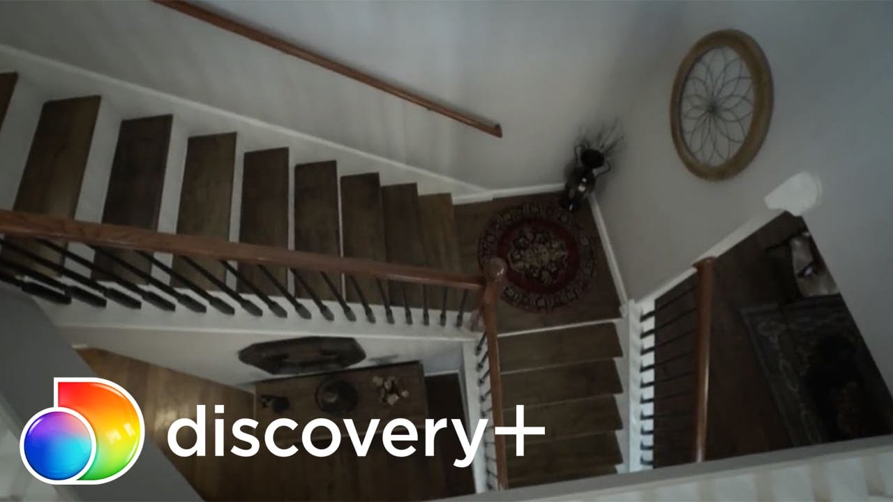 Uma filha conta os eventos paranormais vividos em casa | Sombras do Além | discovery+ Brasil