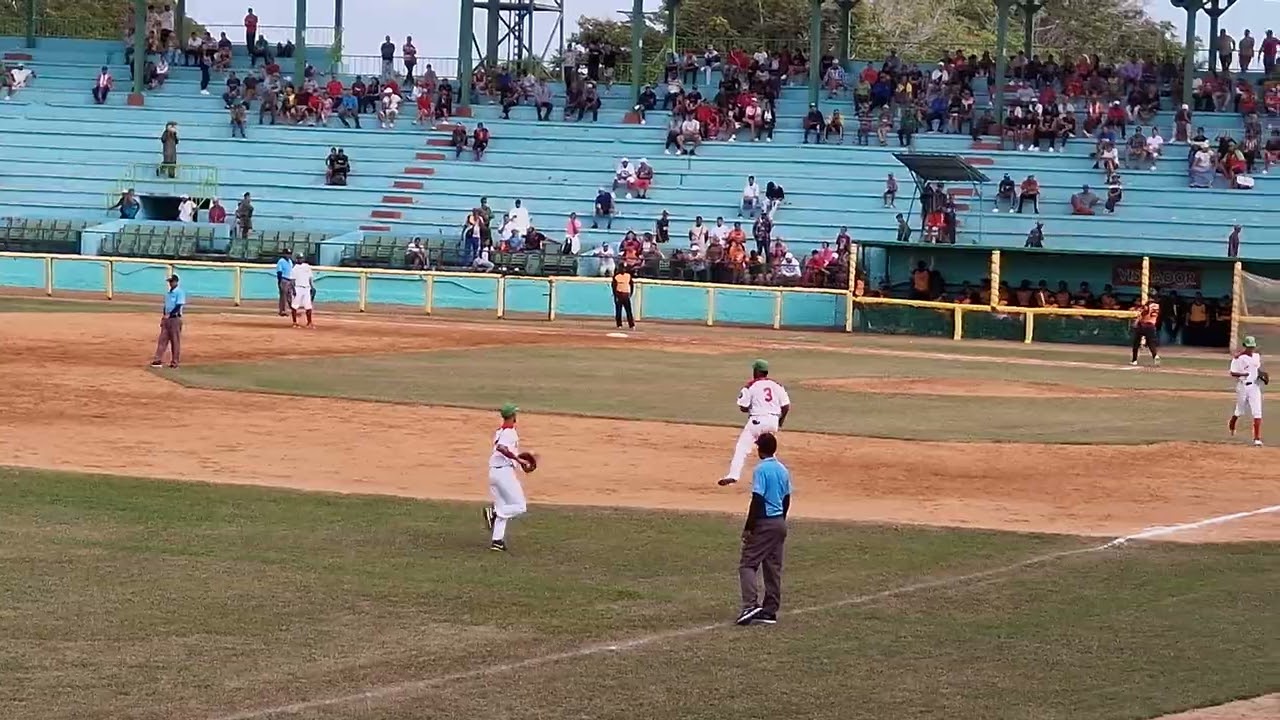 Victoria de Villa Clara ante Las Tunas en los Play off de la pelota Cubana.