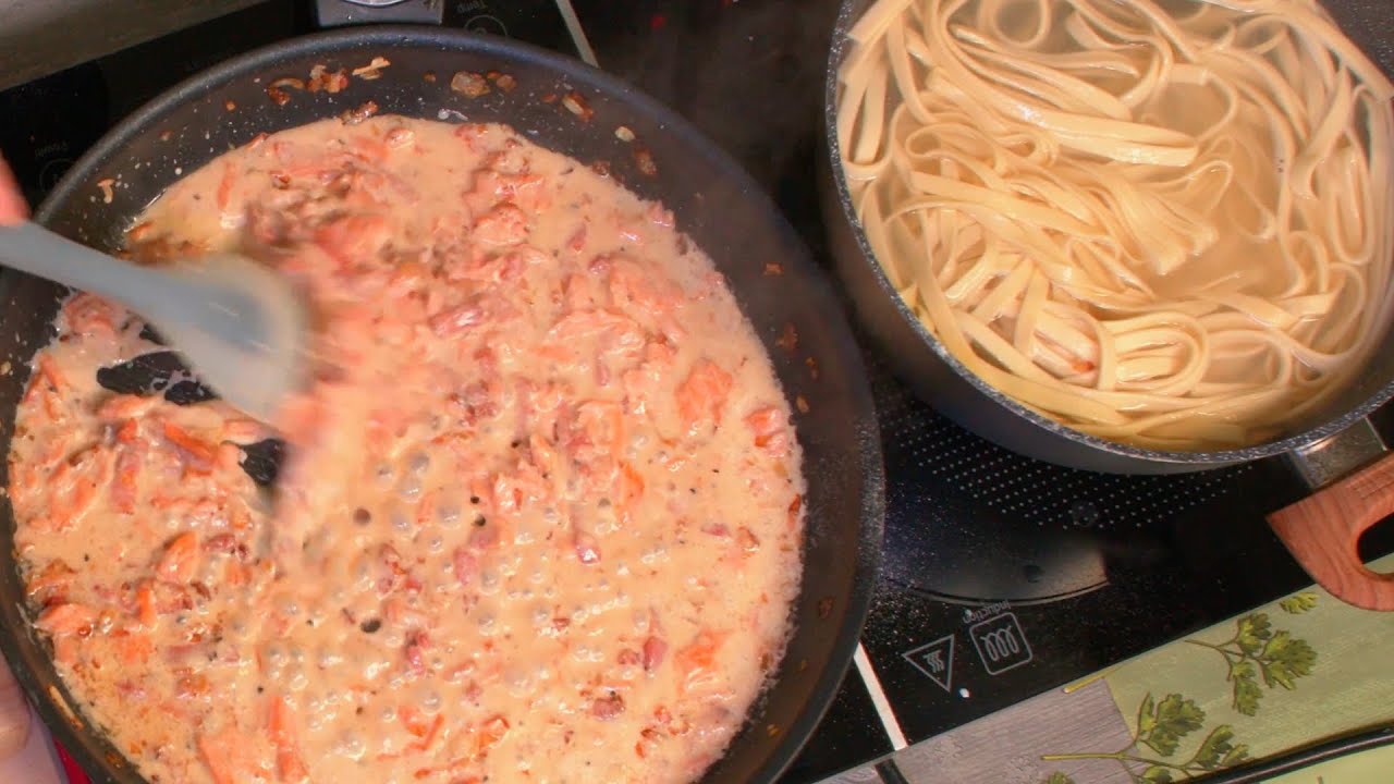 Hausgemachte Fettuccine mit Lachs-Sahne-Soße – italienisch, cremig & in 20 Min fertig!