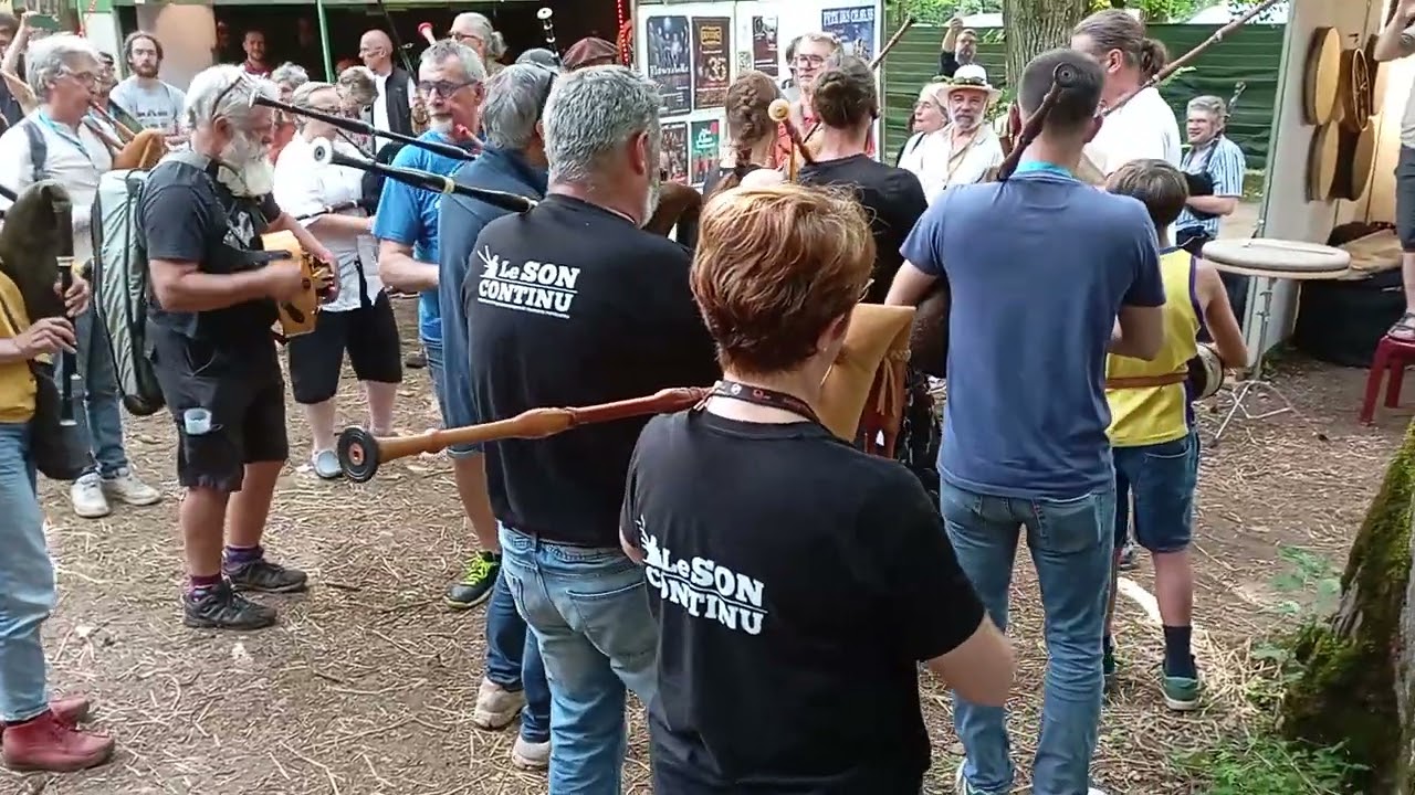 le défilé des cornemuses et vielles en final du son continu le 14 juillet 2024.
