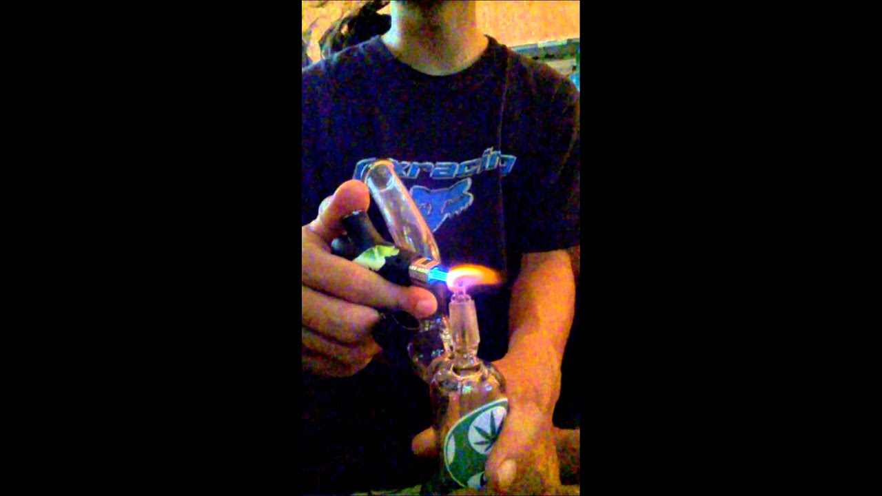 Smoke Honey oil in the Bong