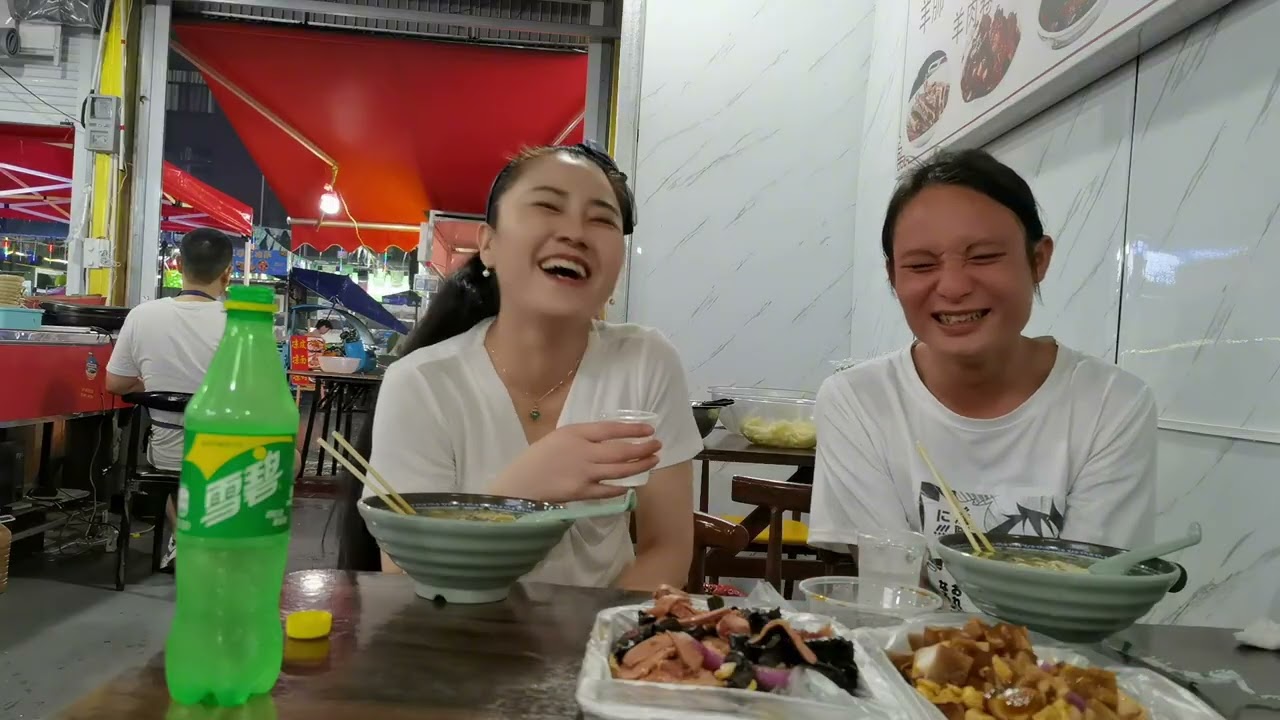 横店凤姐和378小哥吃饭，他终于承认精神恢复了，还说凤姐不正常
