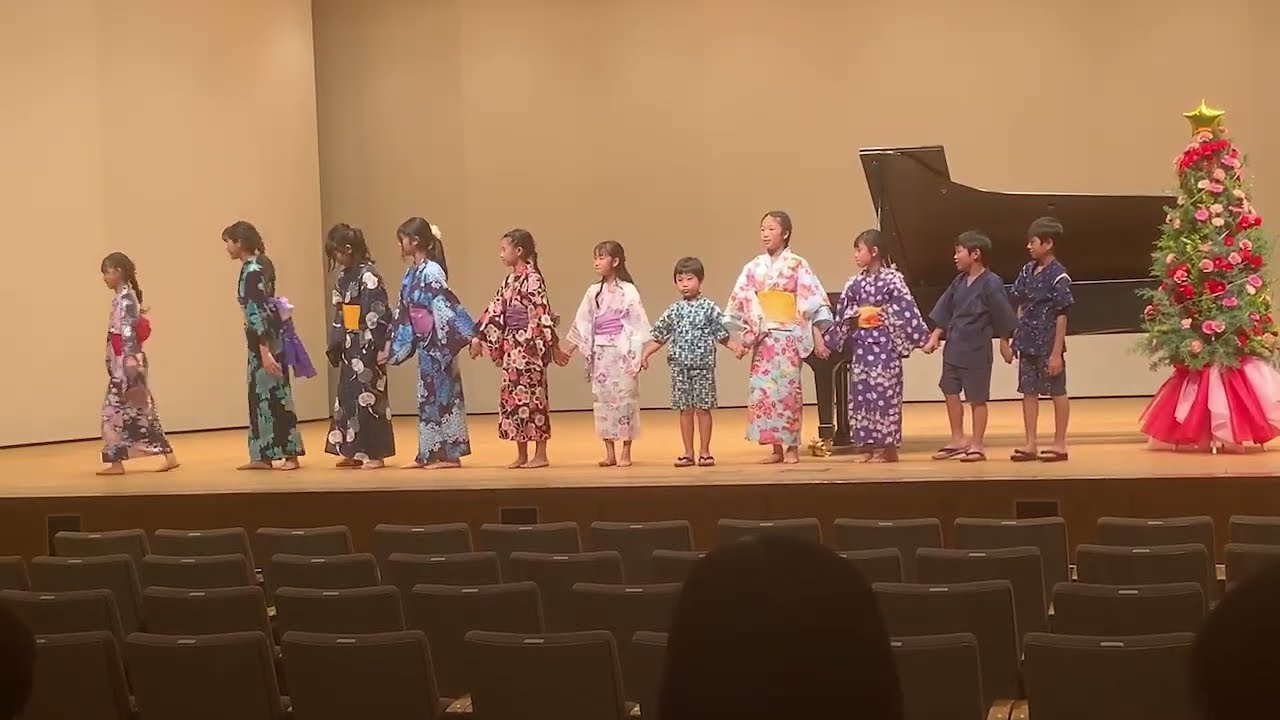 ピアノリレー連弾７人 　(手遊び付き　浴衣バージョン)　♬ 春畑セロリ「わらべうたリレー連弾」（リレー連弾 ワールドセレクション）- Maiピアノとうたの教室