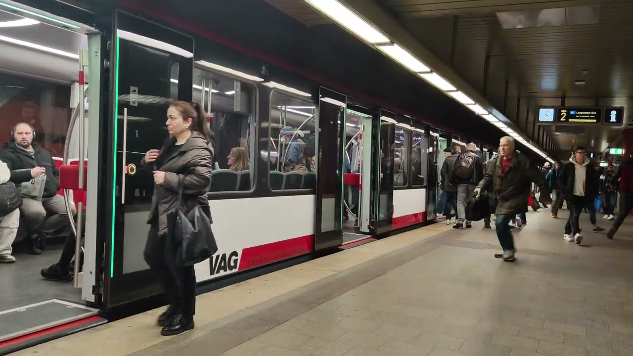 Einfahrt und Abfahrt G1 U-Bahn von Nürnberg Hauptbahnhof nach Langwasser x