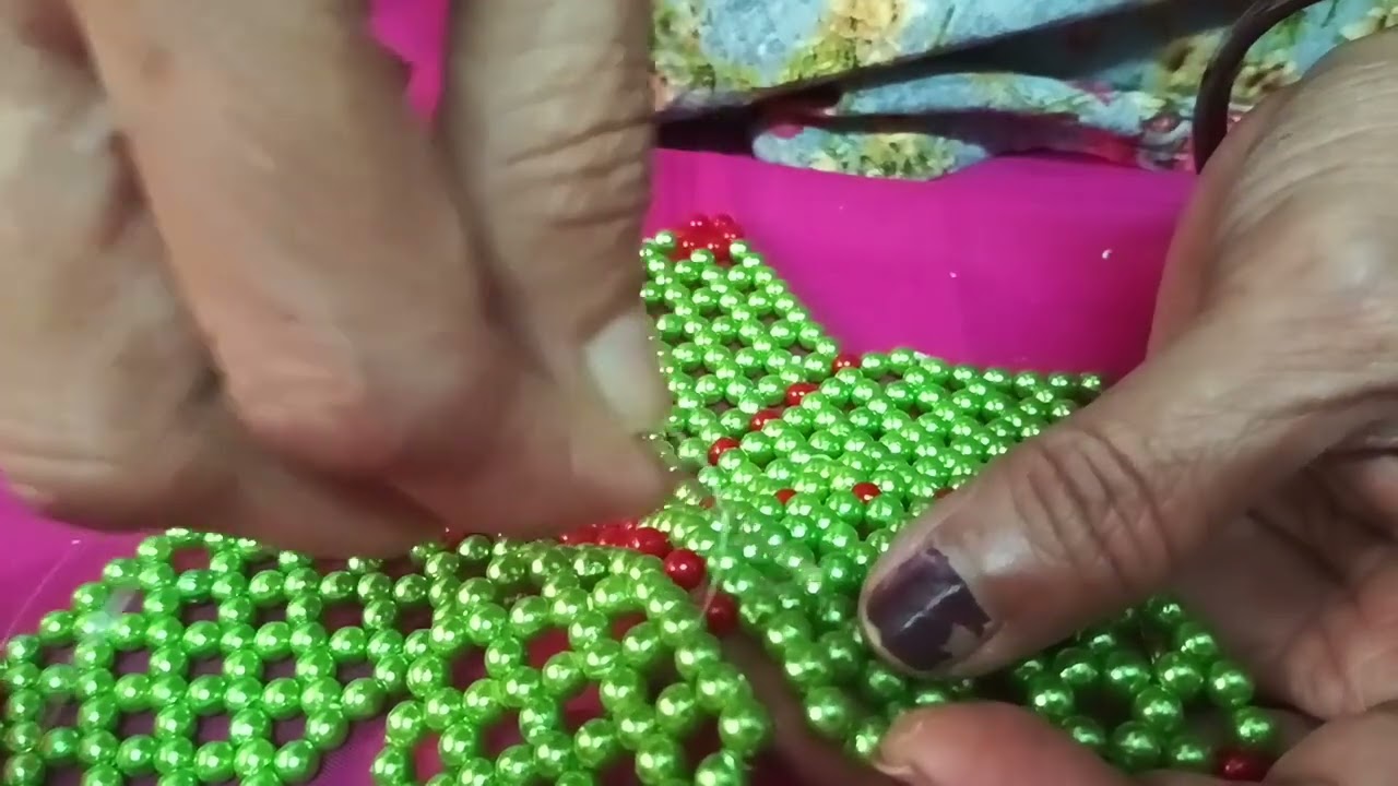 मोत्यांची बनवलेली चांदणी आकाराची रांगोळी 