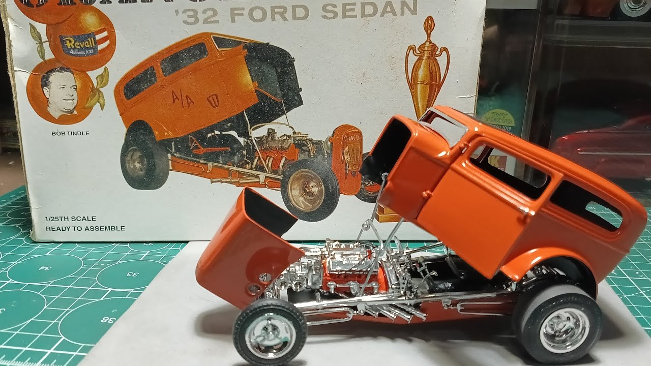 Вторая модель, собранная в этом году, — седан Ford 32 из оранжевого ящика Revell.