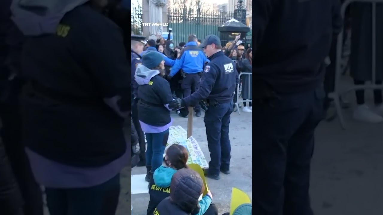 Полиция арестовала 12 протестующих против ICE в Колумбийском университете.