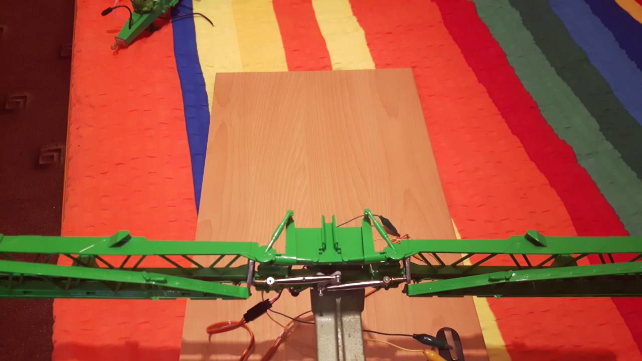 Amazone Feldspritze . Erster Versuch das Gest&auml;nge ein und aus zu klappen .