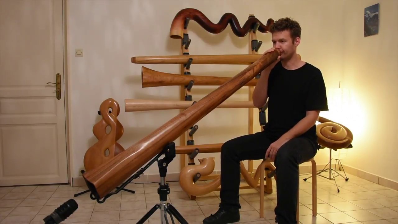 Zalem Delarbre tests a Ujazi Didgeridoo in D in Walnut