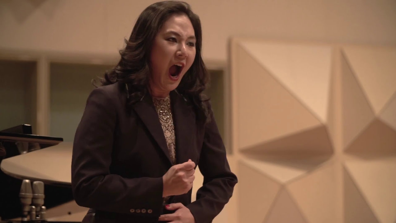 I am the wife of Mao Tse Tung / Nixon in China - Eva Kong