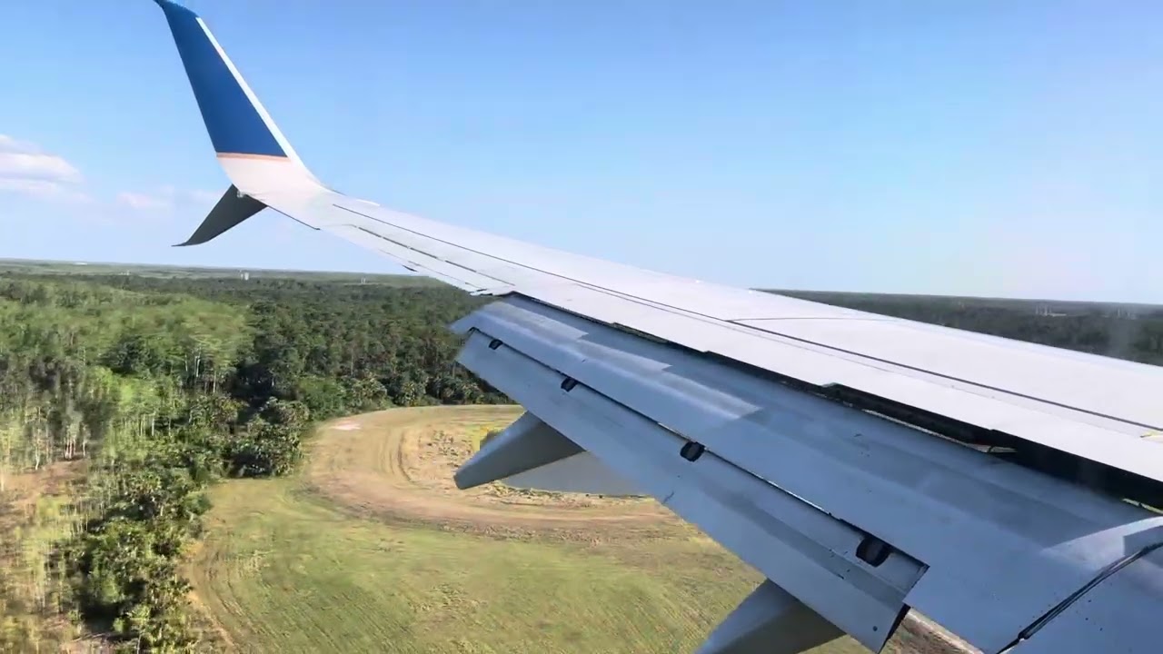 United 737-900 Landing RSW