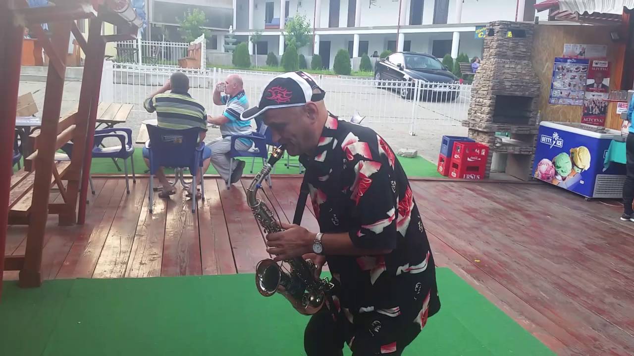 Marian Negreanu sax un recital scurt pe terasa ..LA NICO din Herculane....