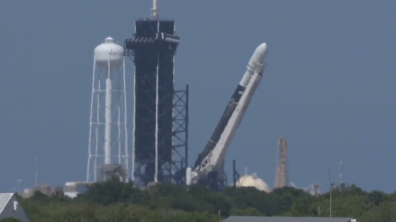 Falcon 9 goes upright at pad 39A ahead of Starlink launch