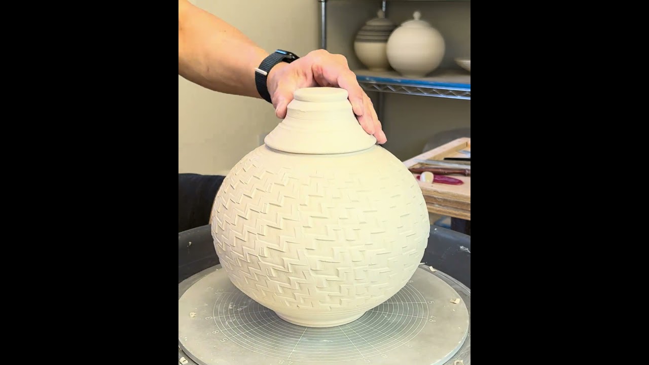 821-2. Trimming a Lidded Roller Texture Moon Jar