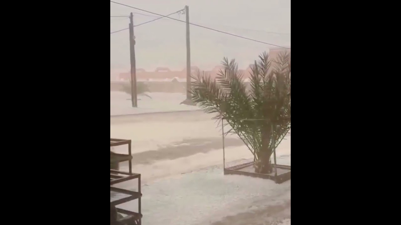 Heavy rains accompanied by hails fall in Zagora of Dr&acirc;a-Tafilalet region, #Morocco 🇲🇦 (01.05.2025)