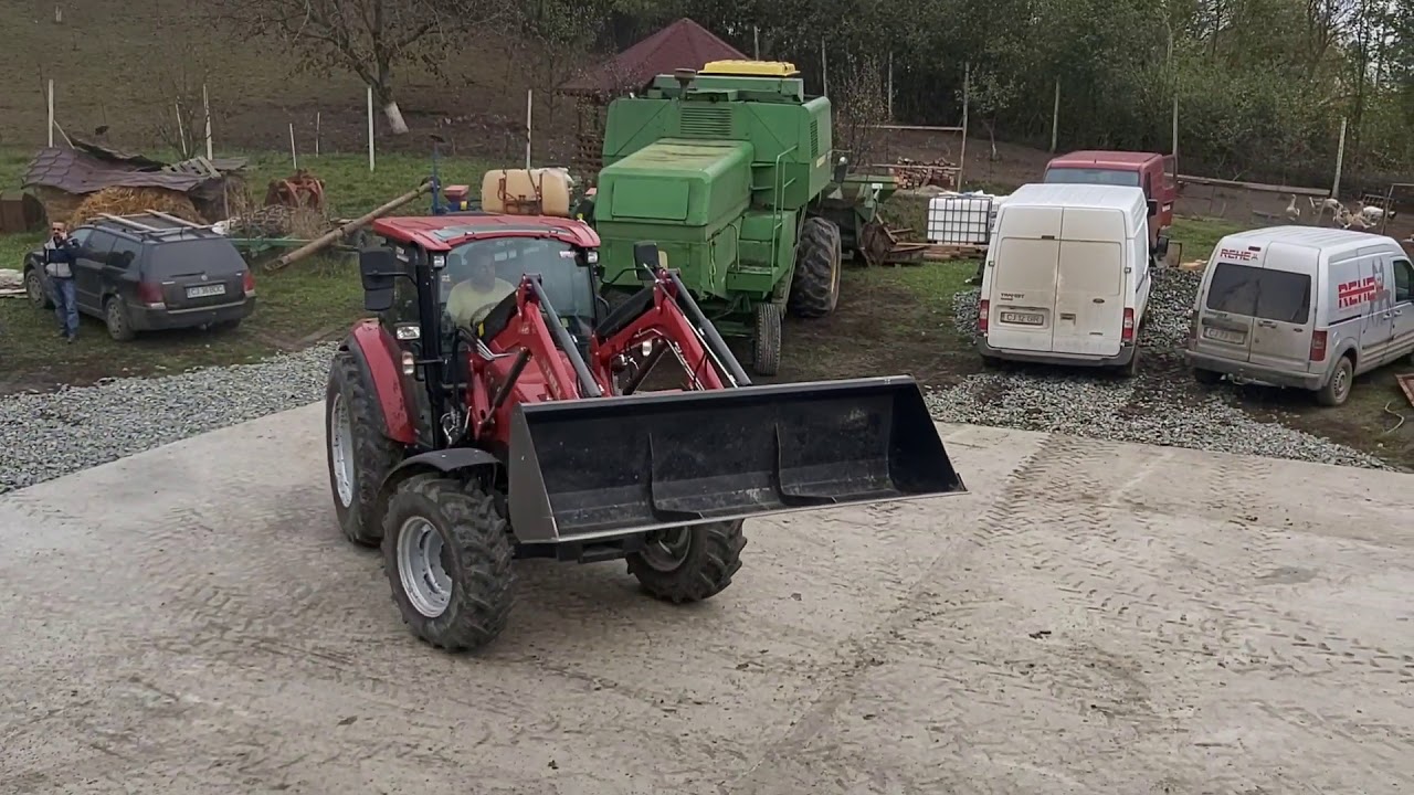 Case IH Farmall 95C la încarcat floarea soarelui.