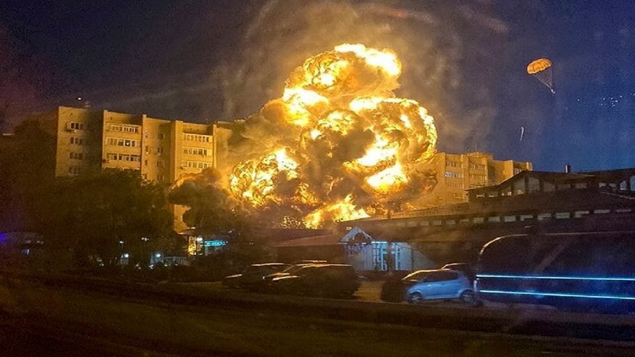 SEE THE MOMENT WHEN RUSSIAN SU-34 WARPLANE CRASHED INTO RESIDENTIAL BUILDING  || 2022