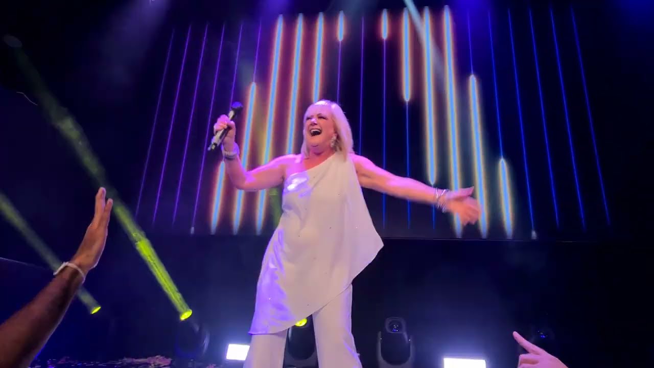 Nicki French - Don't Play That Song Again - UK - Eurovisión on tour - Teatro Magno- Madrid(25-10-24)