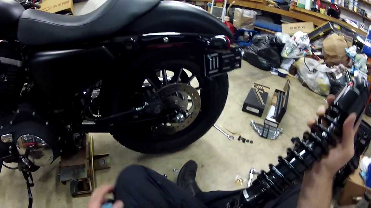 Установка 13-дюймовых амортизаторов! - Harley Iron 883 | ShopTalk