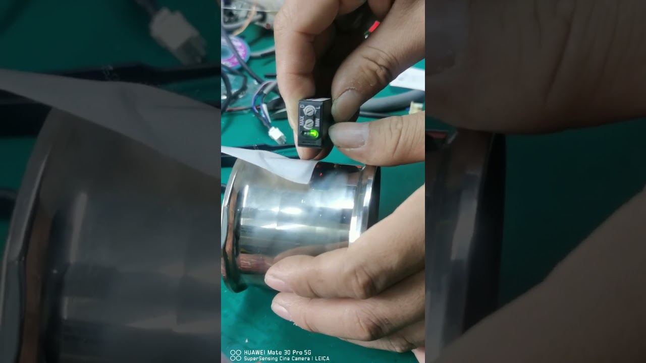 KJT - FS30 photoelectric sensor in textile machine application