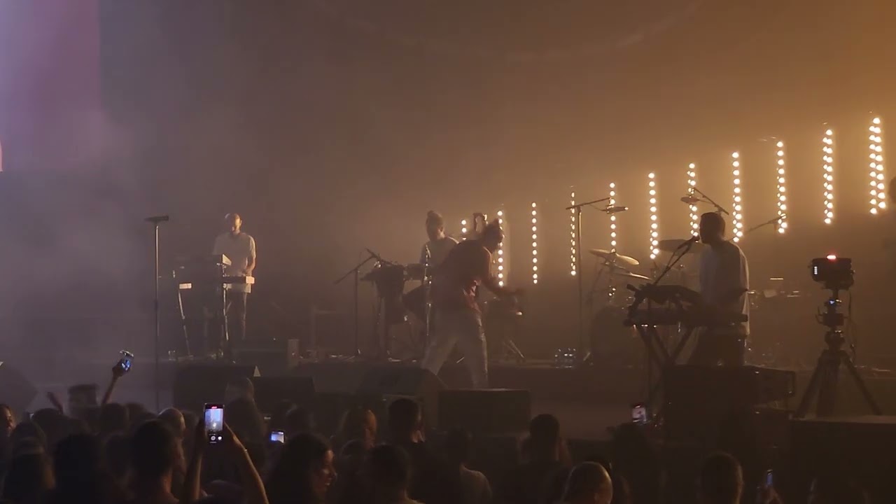 טונה בהיכל מנורה - בין העיר לפרדס