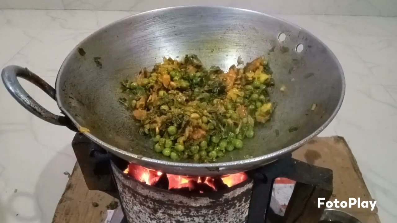 Makki ki roti aur hare pyaj ki sabji