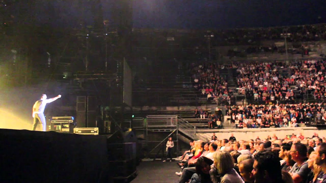 Marco Paolo parodie de U2 en live avec 10 000 personnes!
