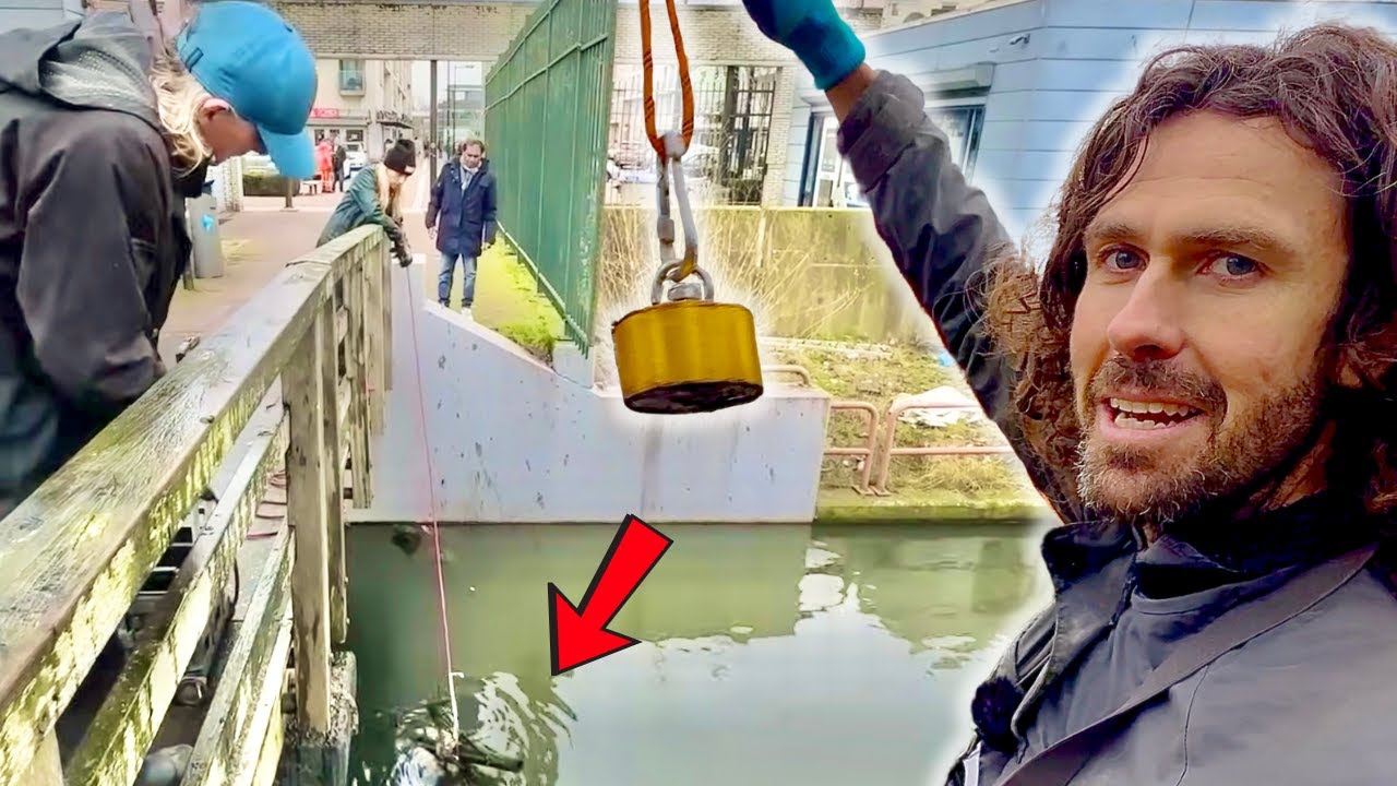 ¡Encontraron Dinero Robado Mientras Pesca Con Imán en el Río!