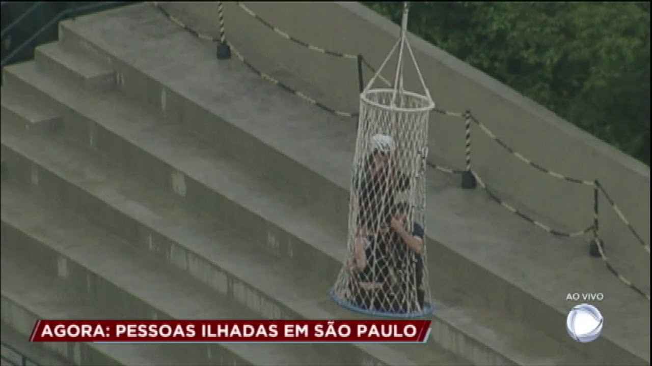 Bombeiros salvam família de inundação em SP