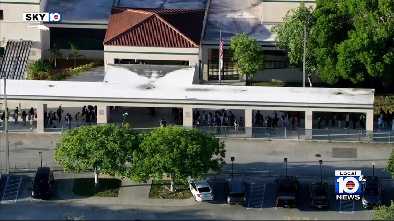 Long lines at Broward County Schools on the first day of school