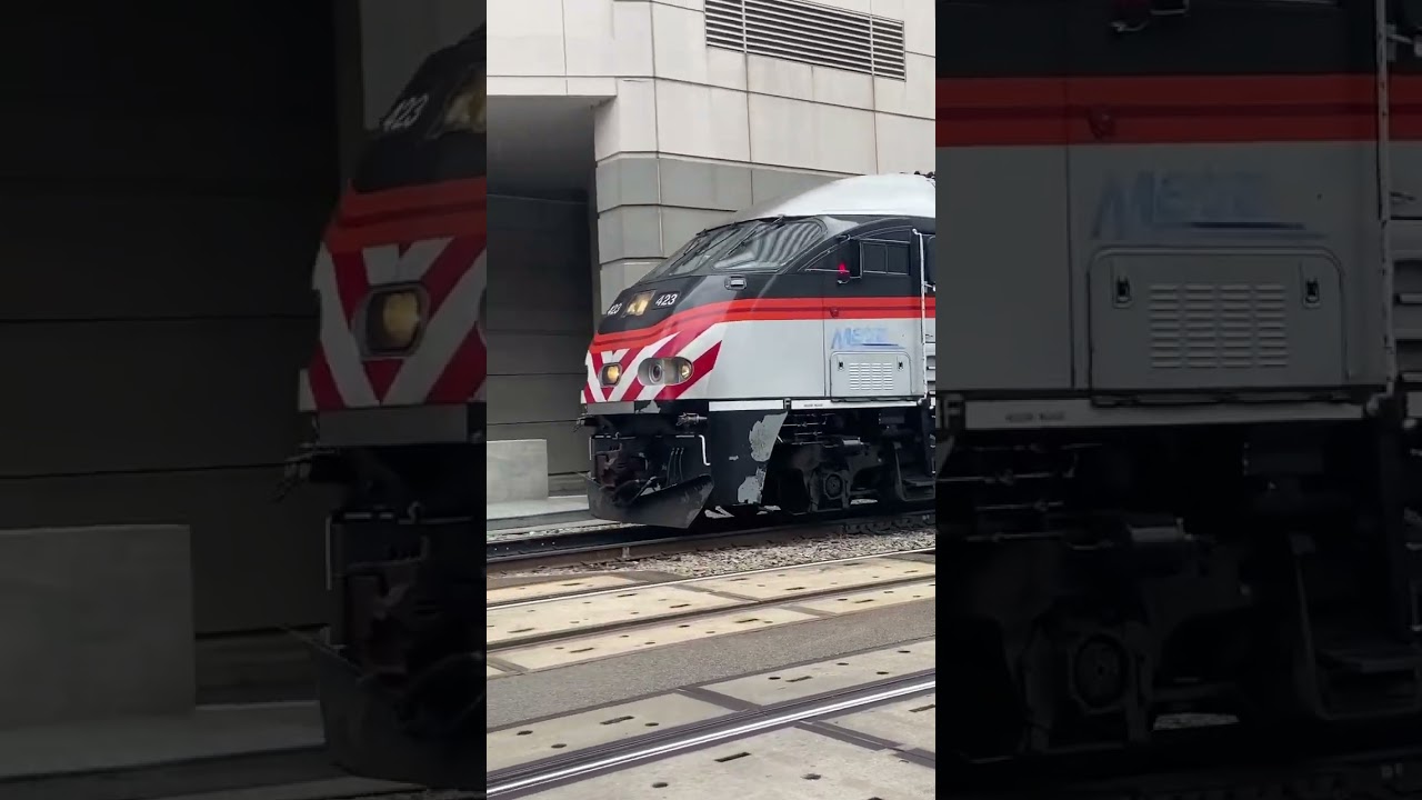 Metra 423 honks at union station #metrarail #train #railfaining