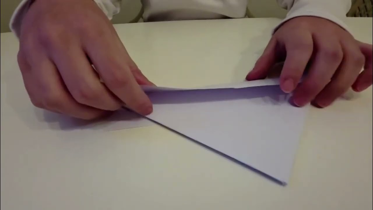 Cómo hacer un barco de papiroflexia.