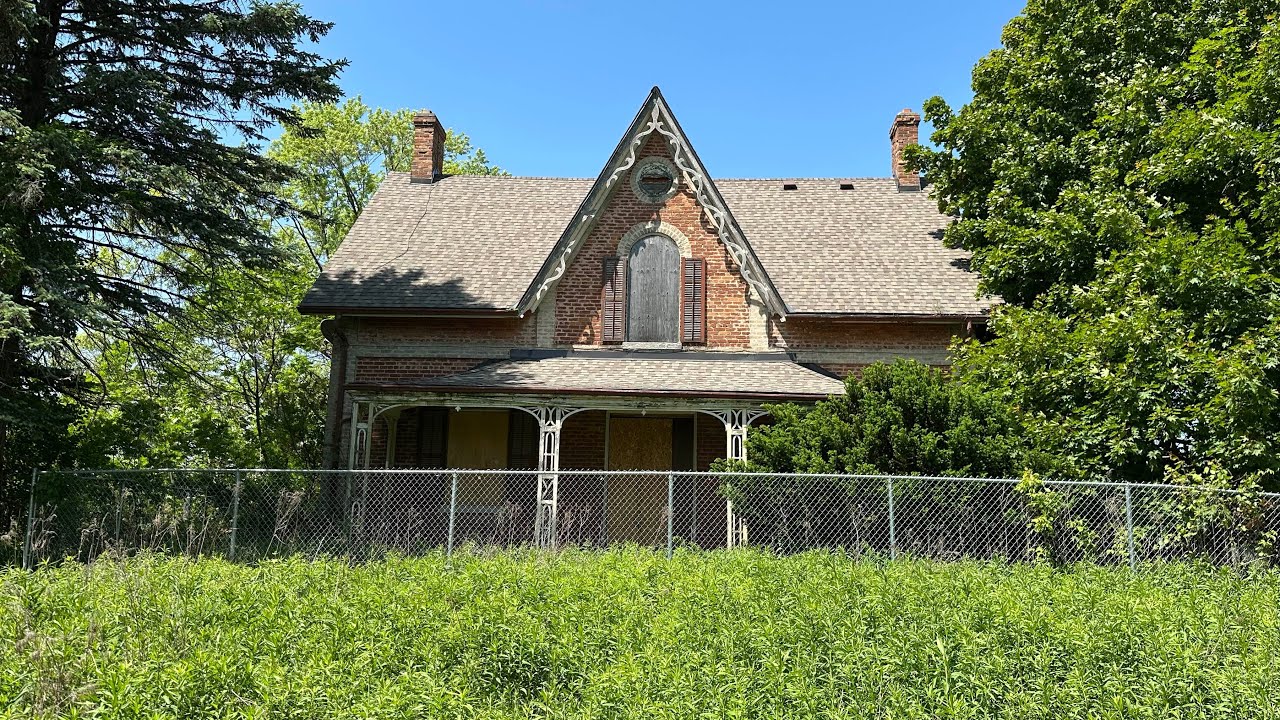Exploring an Erie ABANDONED Gothic style 1860s heritage house