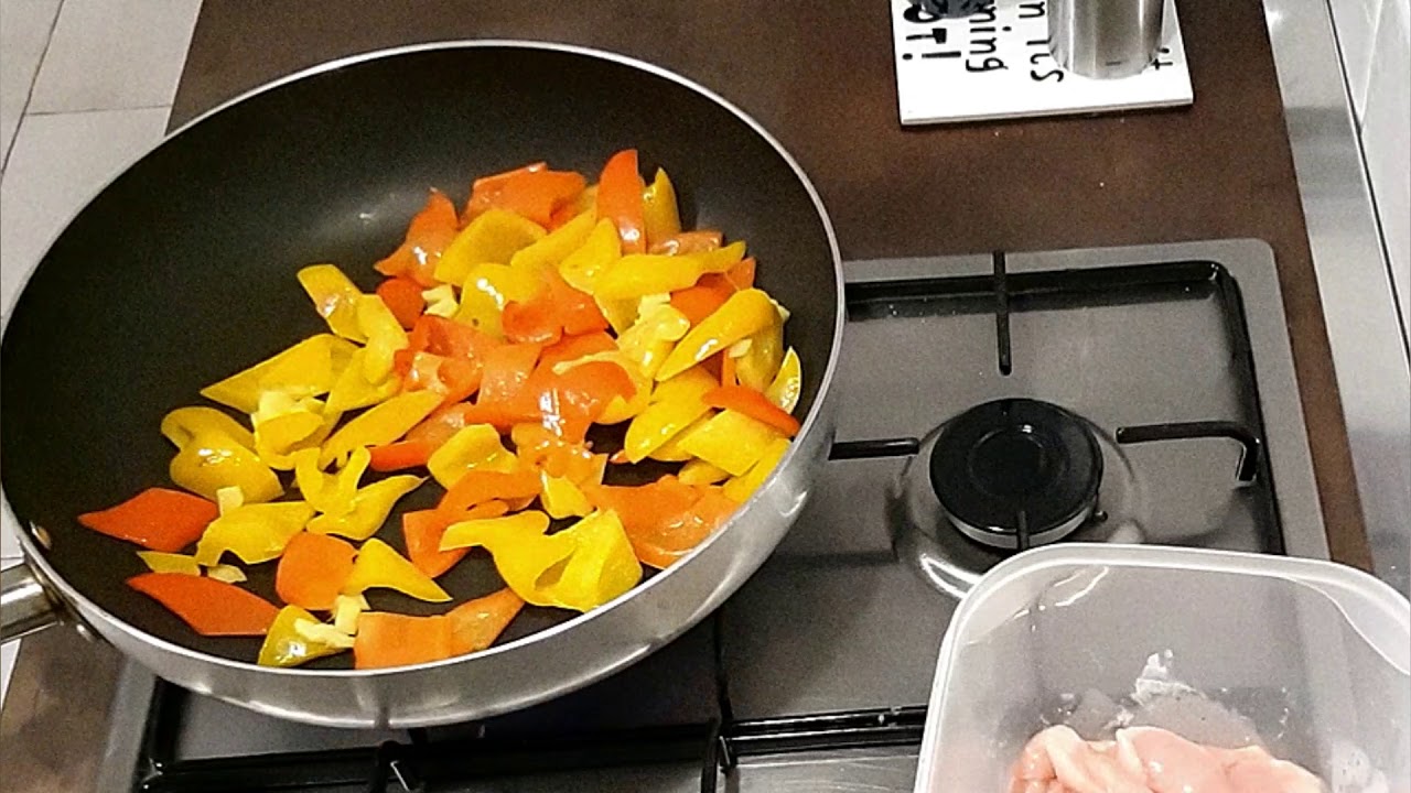 STRACCETTI DI POLLO CON PEPERONI E RISO BASMATI