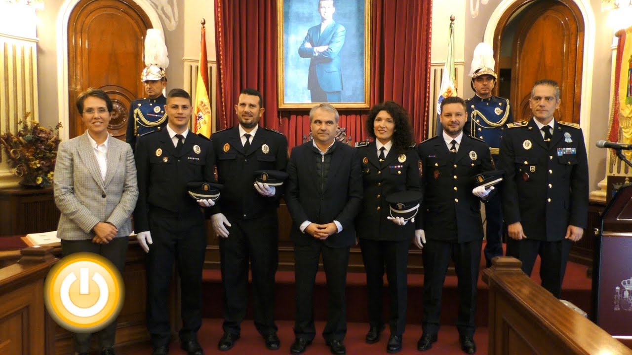 Toman posesión cuatro nuevos oficiales de la policía local.- Badajoz Online Tv