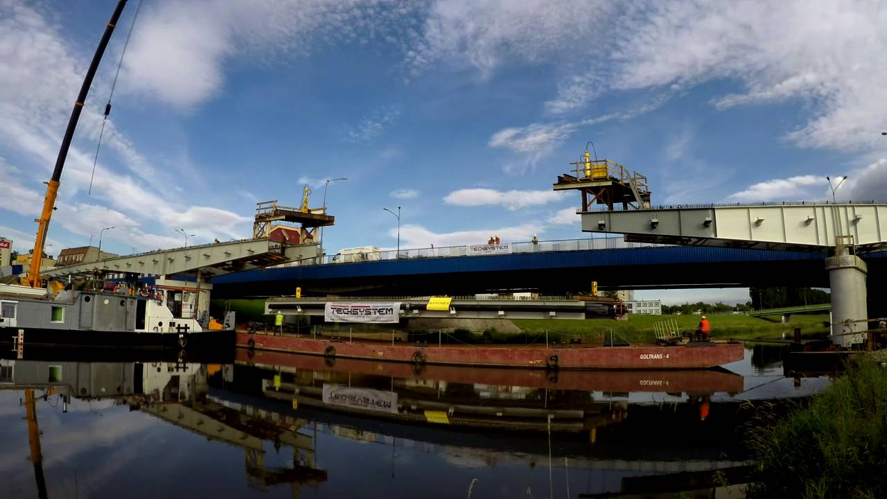 Podnoszenie przęsła mostu z barki - Opole kładka pieszo-rowerowa
