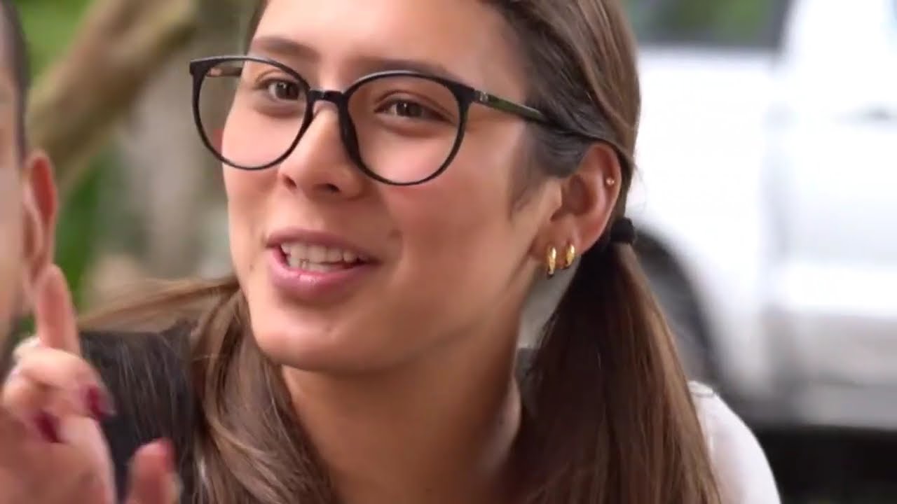 Nunca subestimes a la chica nerd de tu colegio