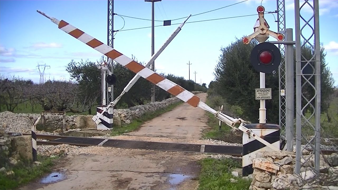 Spoorwegovergang Turi (I) // Railroad crossing // Passaggio a livello