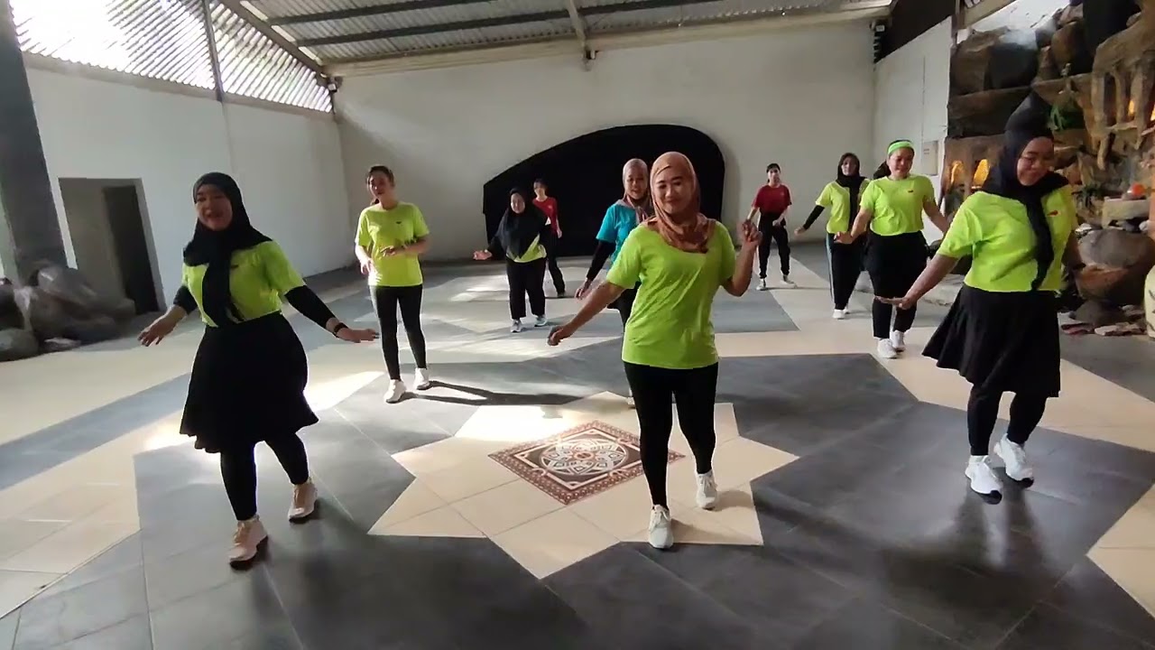 EEEE A Line Dance // choreographed by Vee Trias ( INA) 