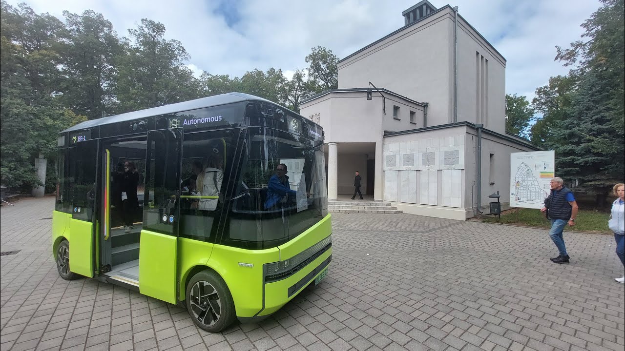 Autobus autonomiczny na Cmentarzu Osobowickim we Wrocławiu