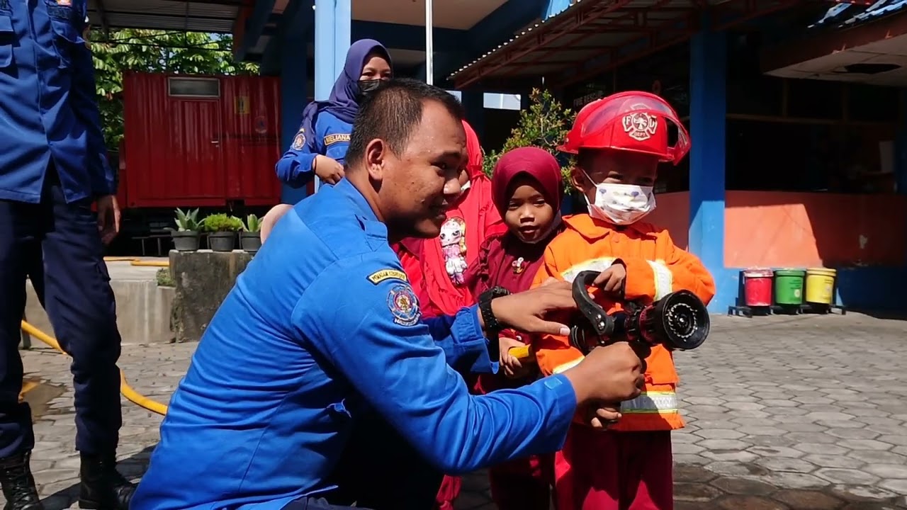 PELATIHAN PEMADAM KEBAKARAN || ANAK TK KB BERLATIH DENGAN DAMKAR BANTUL