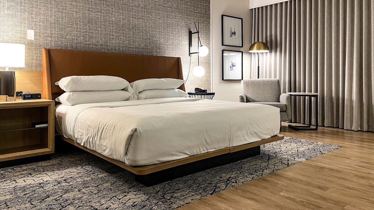 Sheraton Gateway Hotel Toronto (YYZ) Room Tour: Bigger is better!