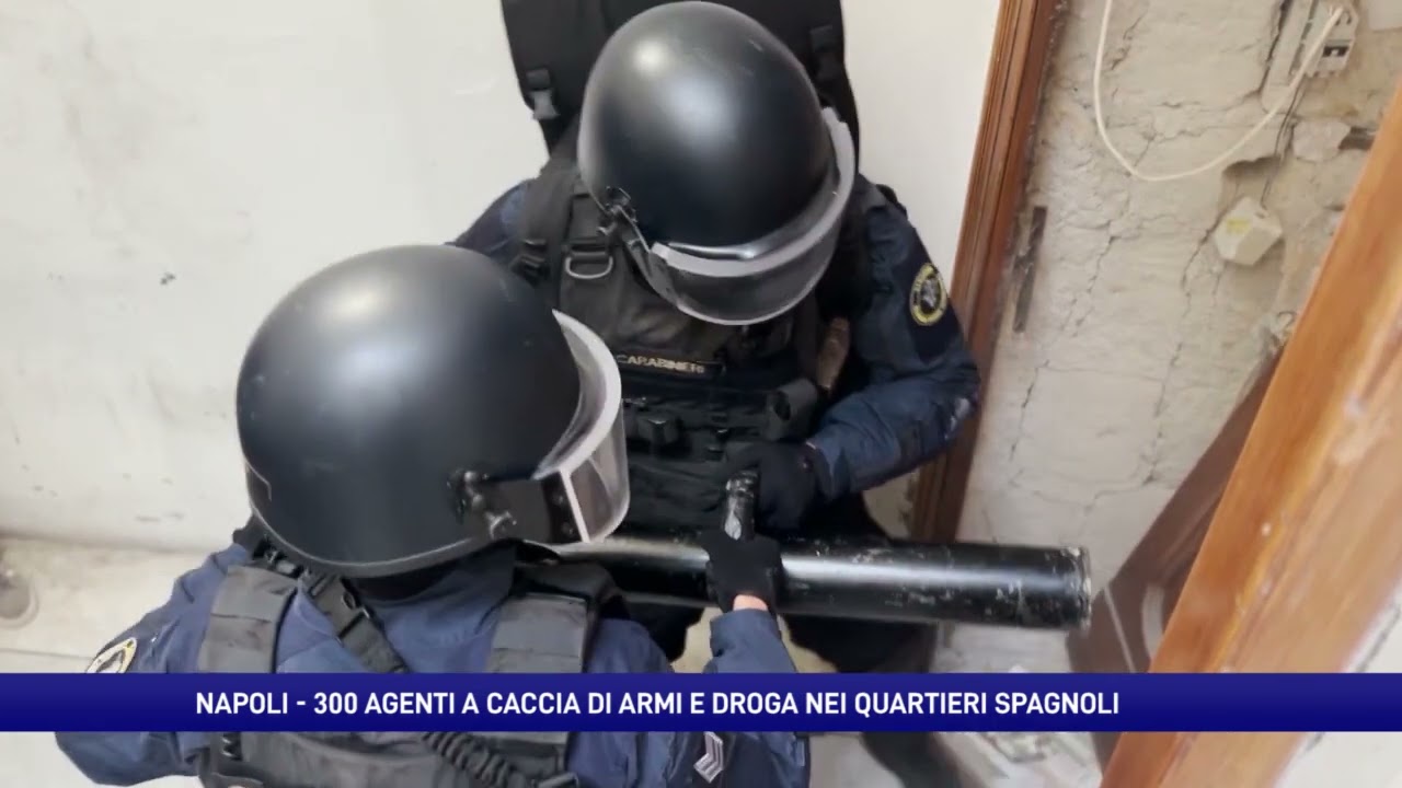Napoli, blitz ai Quartieri: trovati 100 mila euro in contanti, droga e una pistola