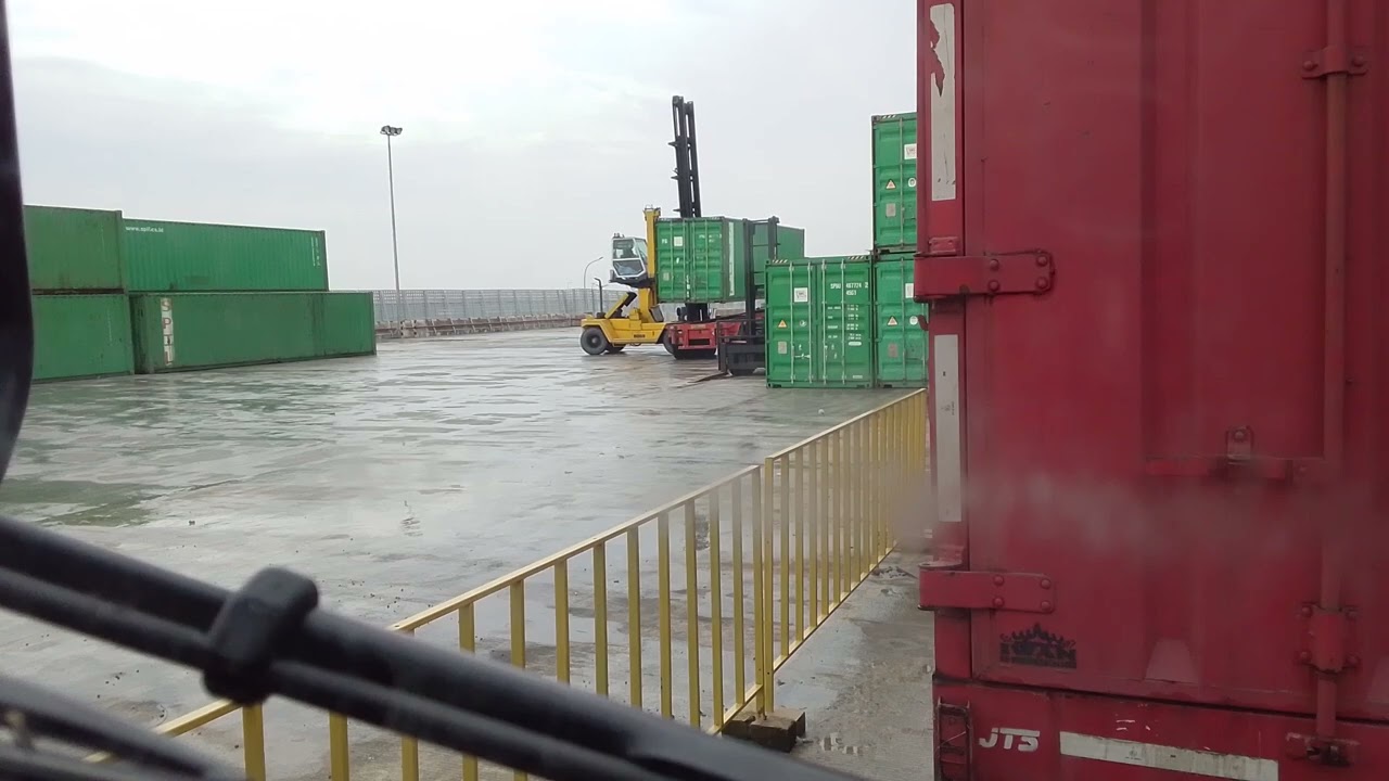 Proses pemasangan petikemas ke badan trailer.#fypシ #supirtruk #trukindonesia #usashorts #shortvideo 