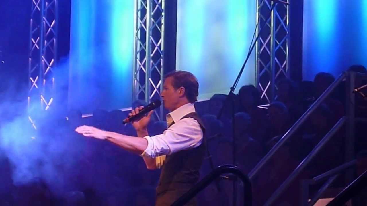 Jesper Tyd&eacute;n singt 
