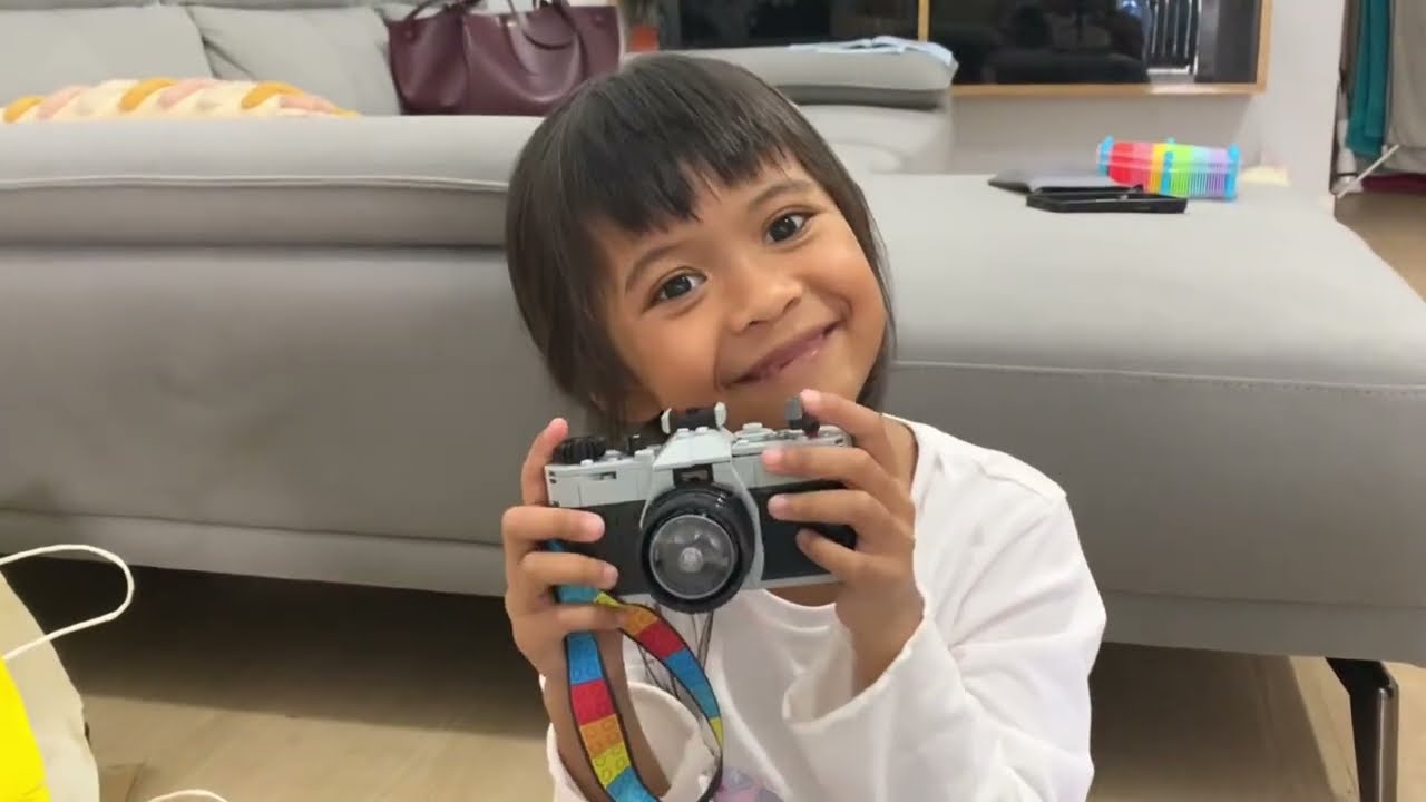 Assembling Lego Creator Retro Camera 31147 Part 1 by MIN